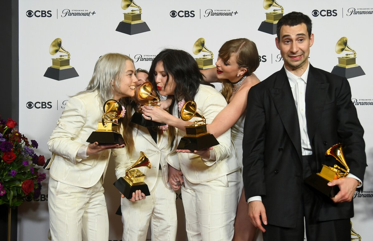 A rommádíjazott Boygenius zenekar, Taylor Swift és az év producerének választott Jack Antonoff a 2024. február 4-i Grammy-díjátadón