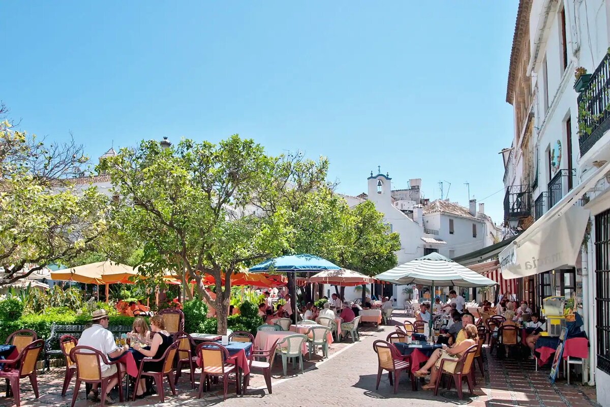 Ilyen az igazi mediterrán életérzés: narancsfák, napernyők, kávézók sokasága.