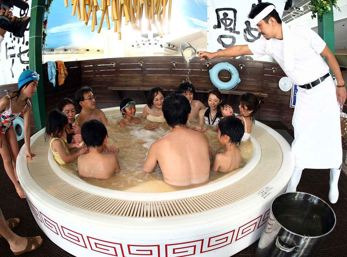 Pihenni vágyók élvezik a tésztaéletet a Hakone Yunessun Spa rámenmedencéiben