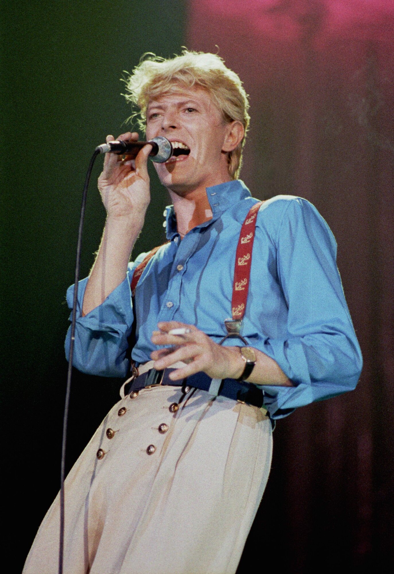 David Bowie élőben a színpadon a Serious Moonlight turnén.