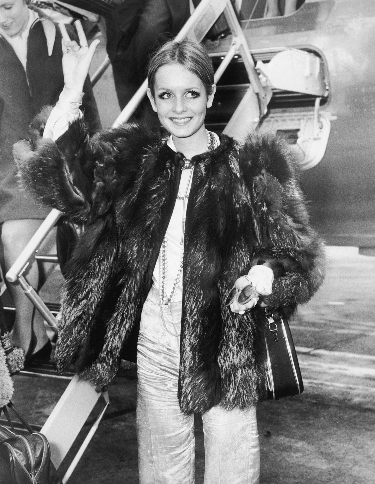 Twiggy brit divatmodell érkezik vissza a Heathrow repülőtérre egy japán út után, 1967. november 9. (Fotó: Dennis Oulds/Central Press/Hulton Archive/Getty Images)