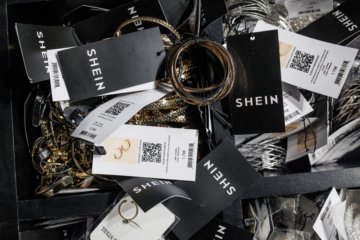 Ékszerek és kiegészítők a Shein madridi pop-up üzletében.