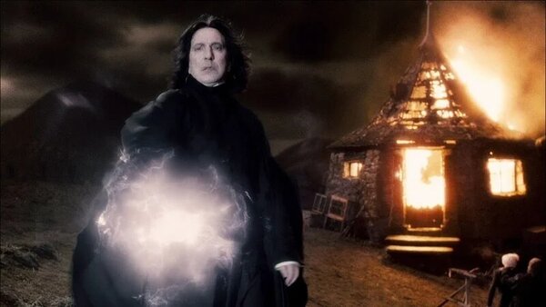 Amikor Dumbledore halála után, Hagrid kunyhójánál Harry megtámadja Pitont, mi NEM történik?