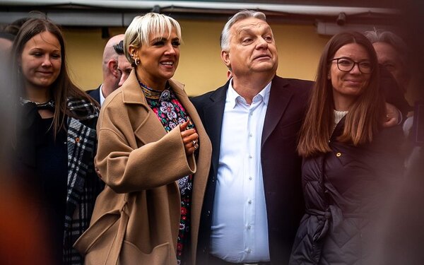 A Tóth Gabi-fotót választom.