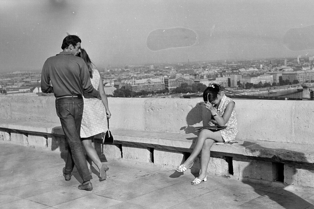 A distracted boyfriend mém budapesti megfelelője Kereki Sándor fotóján, amit 1969-ben készített a Halászbástyánál.