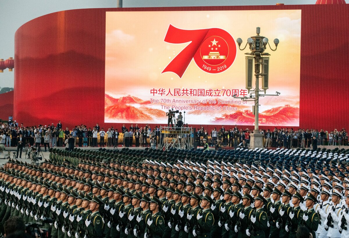 Peking, Kína - október 01.: A kínai katonaság alakzatban menetel, miközben utolsó próbát tartanak a Kínai Népköztársaság megalapításának 70. évfordulóját ünneplő felvonulás előtt a Tienanmen téren 2019. október 1-jén Pekingben, Kínában. Ma van 70 éve, hogy Mao Ce-tung 1949-ben bejelentette a Kínai Népköztársaság megalakulását. (Fotó: Kevin Frayer/Getty Images)

