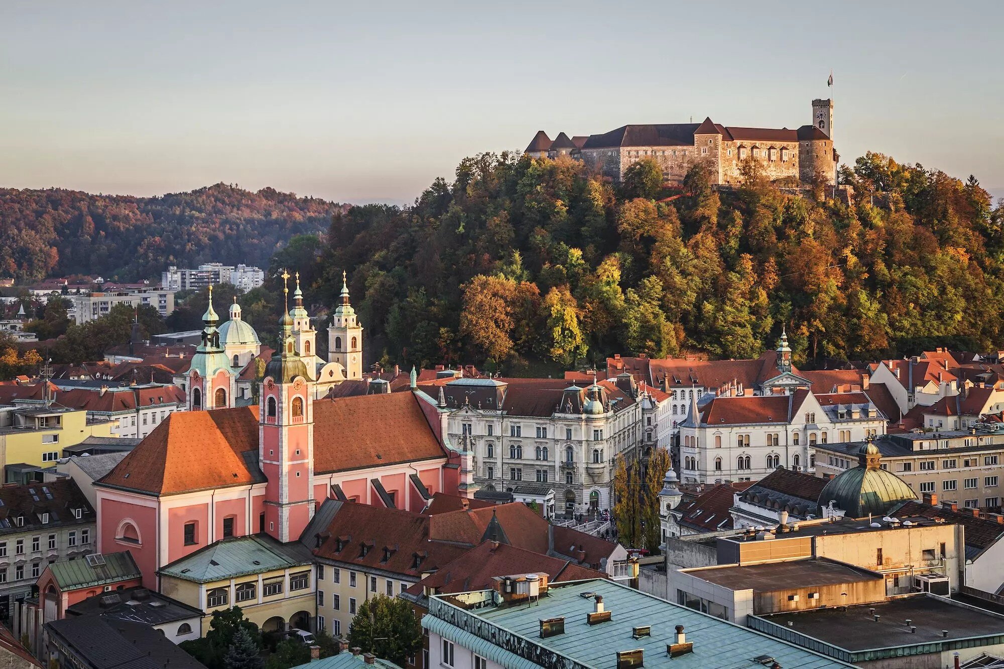 Ljubljana belvárosa, háttérben a várral.