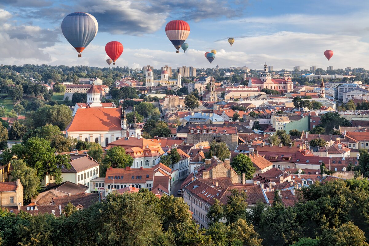 Hőlégballonok Litvánia fővárosa, Vilnius felett