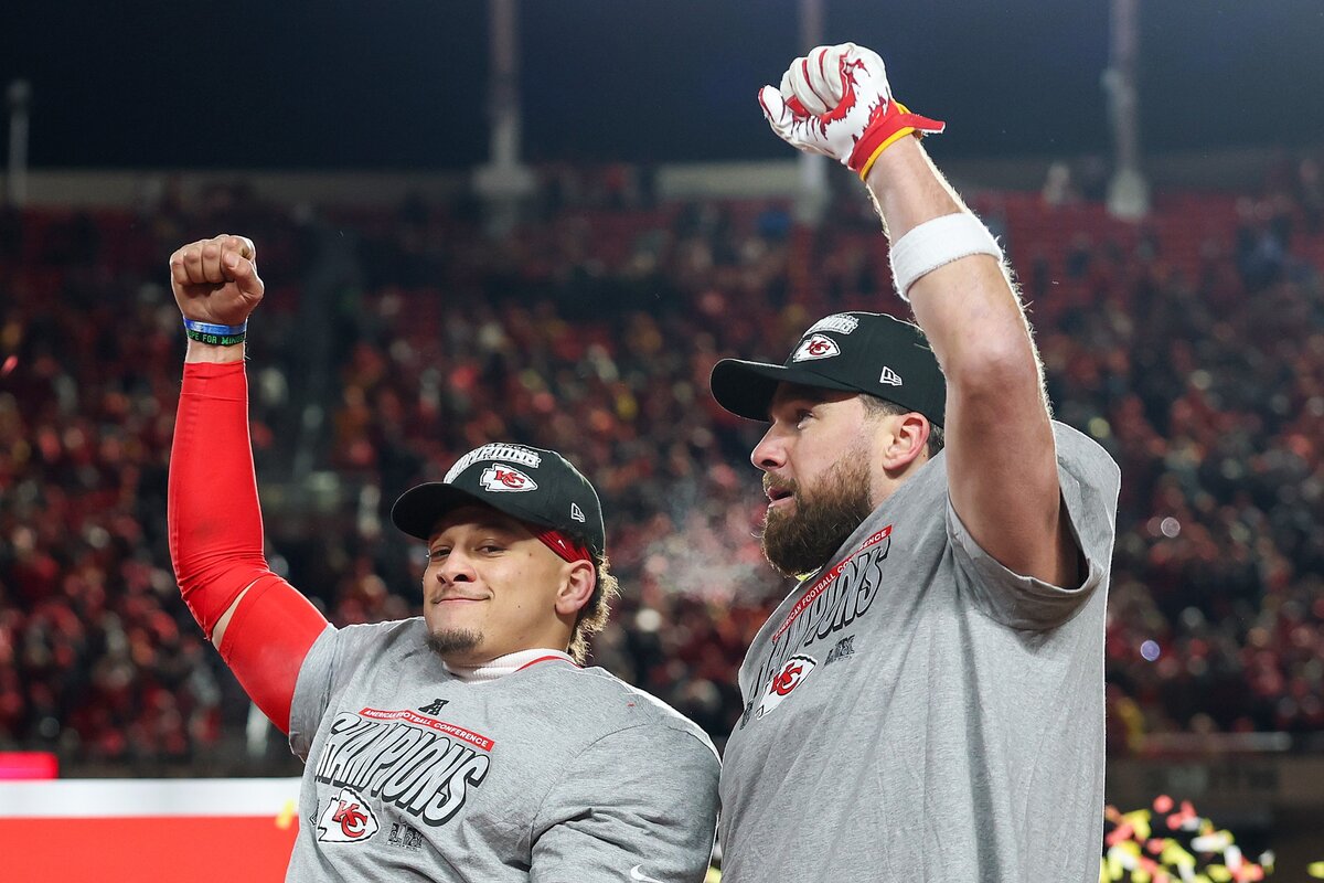 Patrick Mahomes és Travis Kelce ünneplik főcsoportdöntős győzelmüket