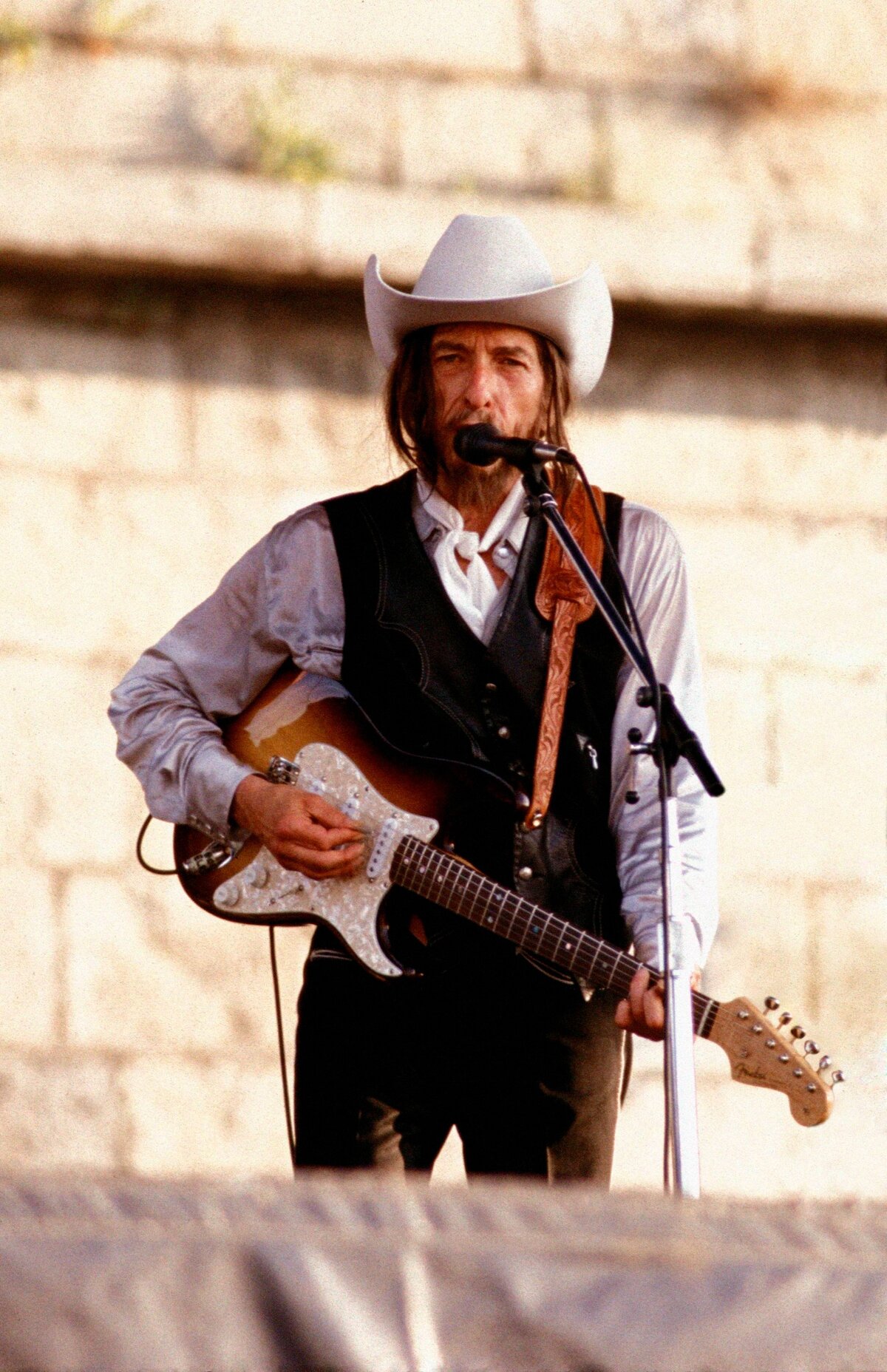 Bob Dylan kamuszakállal és parókával tért vissza Newportba 2002-ben, 37 évvel a "Dylan goes electric" incidens után