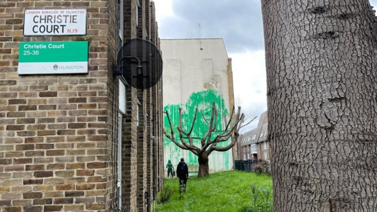 Március 17-re virradóra jelent meg a Finsbury Park közelében ez a streetart-munka