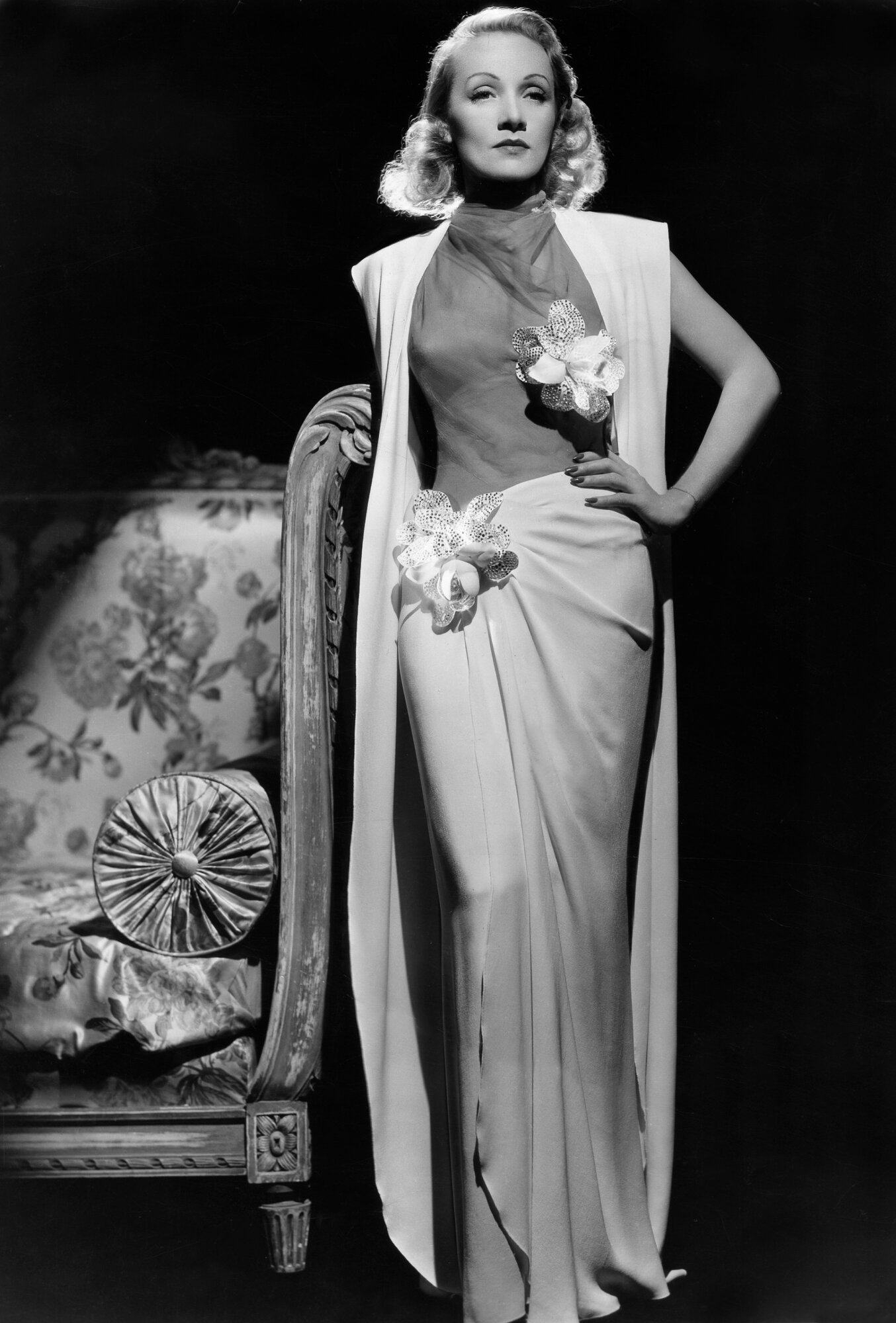 Marlene Dietrich színésznő estélyi ruhában.