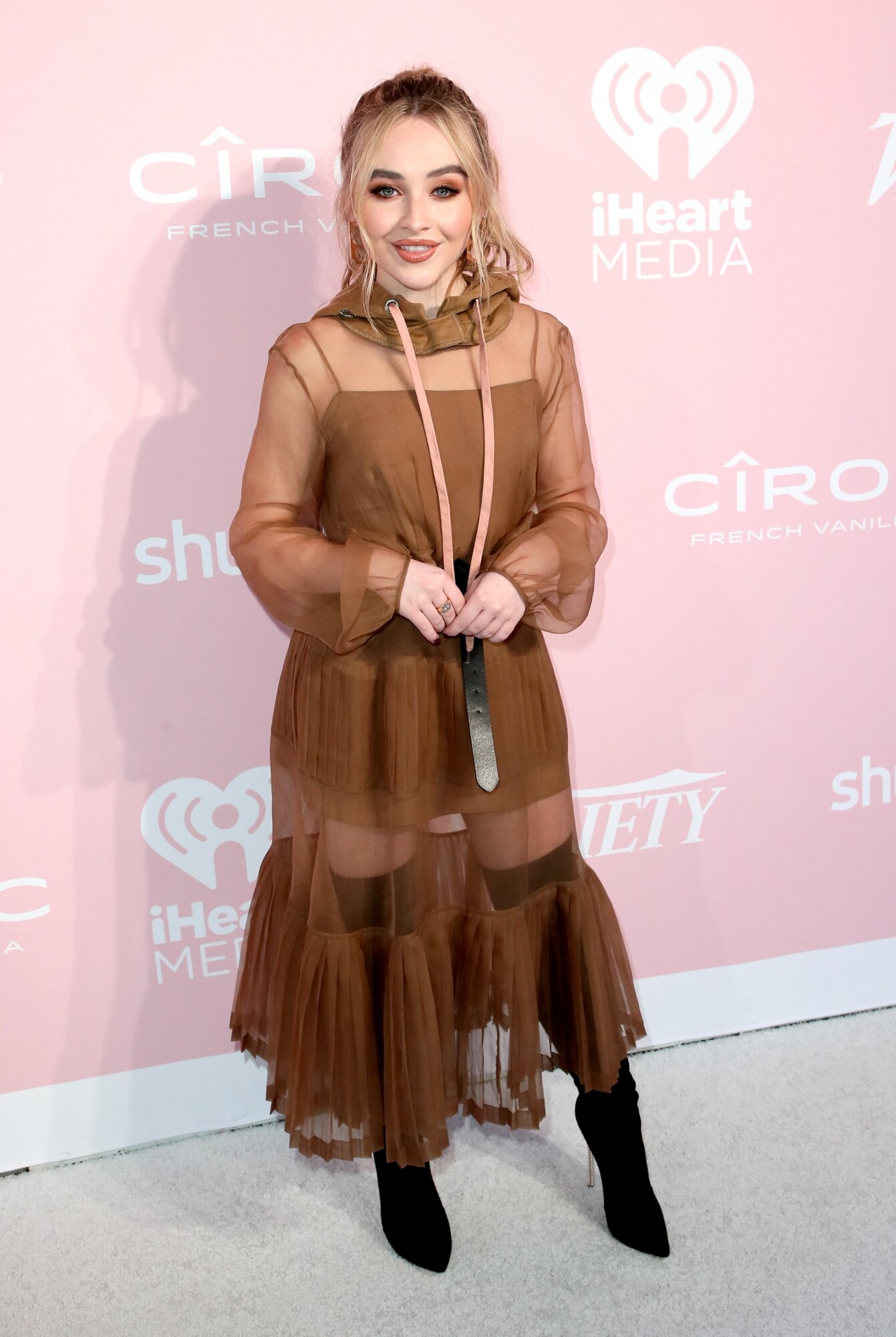 LOS ANGELES, Kalifornia - NOVEMBER 18.: Sabrina Carpenter színésznő részt vesz a Variety 1. éves Hitmakers Luncheonján a Sunset Towerben 2017. november 18-án Los Angelesben, Kaliforniában. (Fotó: David Livingston/Getty Images)