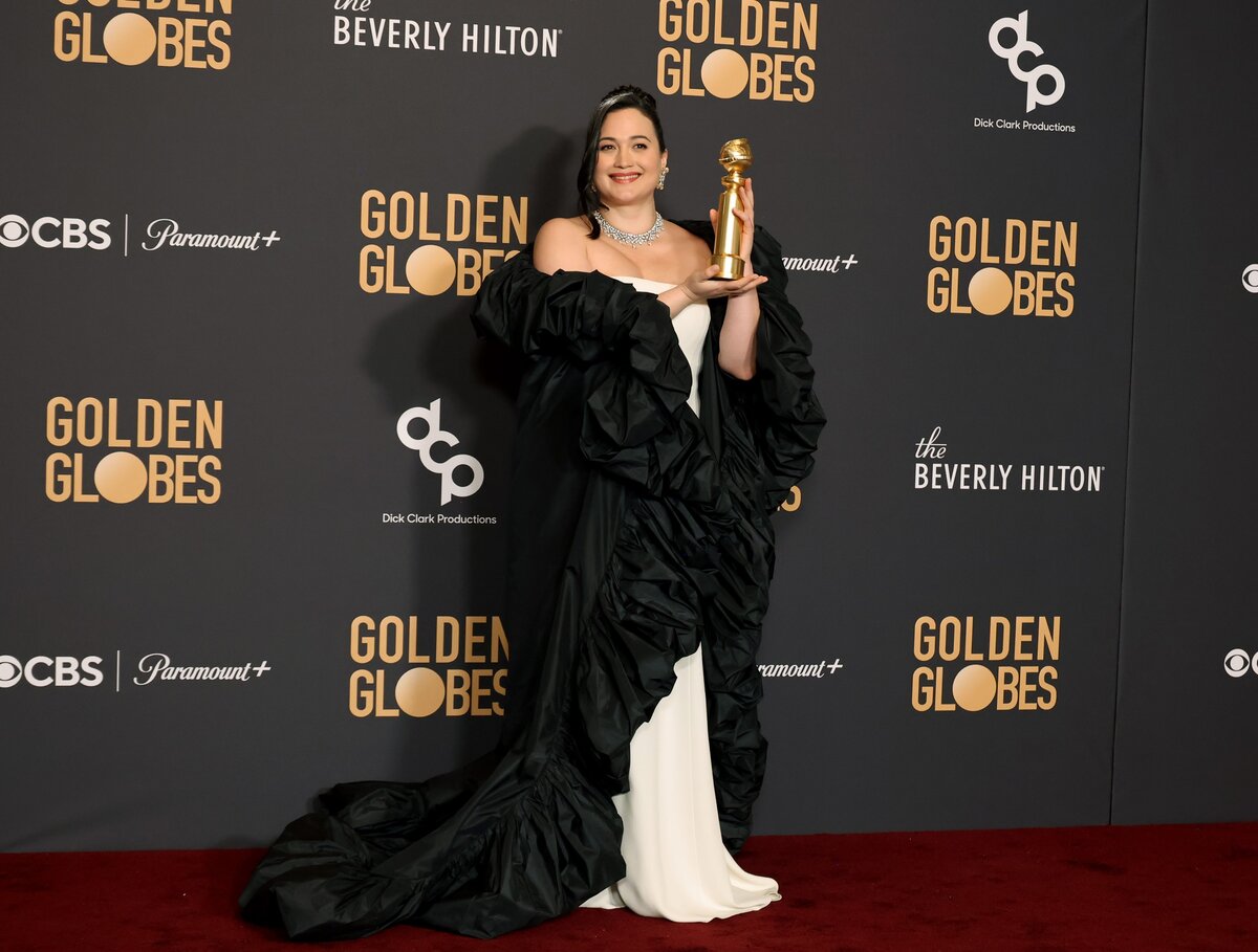 BEVERLY HILLS, KALIFORNIA - JANUÁR 07.: Lily Gladstone, a "Virághold gyilkosai" című filmért a legjobb női főszereplő által nyújtott drámai alakításért járó díj nyertese pózol a sajtószobában a 81. Golden Globe-díj átadásán a kaliforniai Beverly Hillsben, a Beverly Hiltonban 2024. január 07-én. 