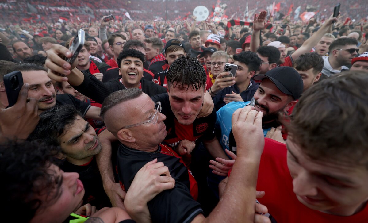 Patrick Schicket, a Leverkusen csatárát ölelgetik a pályára berohanó szurkolók Werder Bremen 5-0-ás legyőzése után