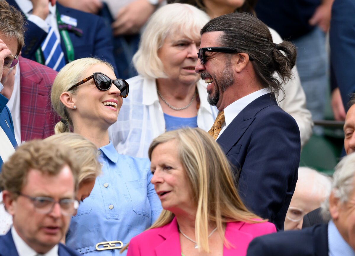 Dave Grohl feleségével, Jordyn Blummal 2024 nyarán, a wimbledoni tenisztornán