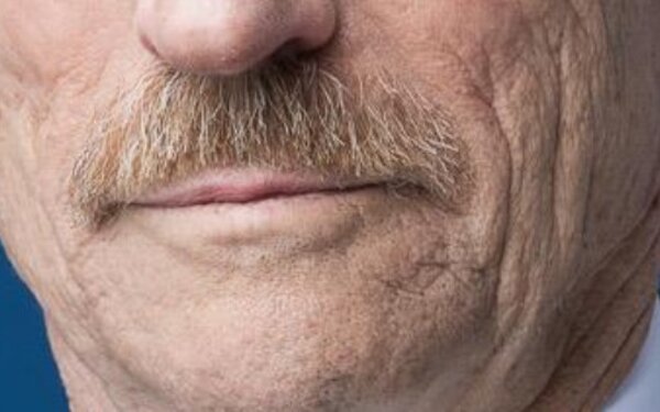 Ez a pengeéles mosolytalan száj, ez lesz az!