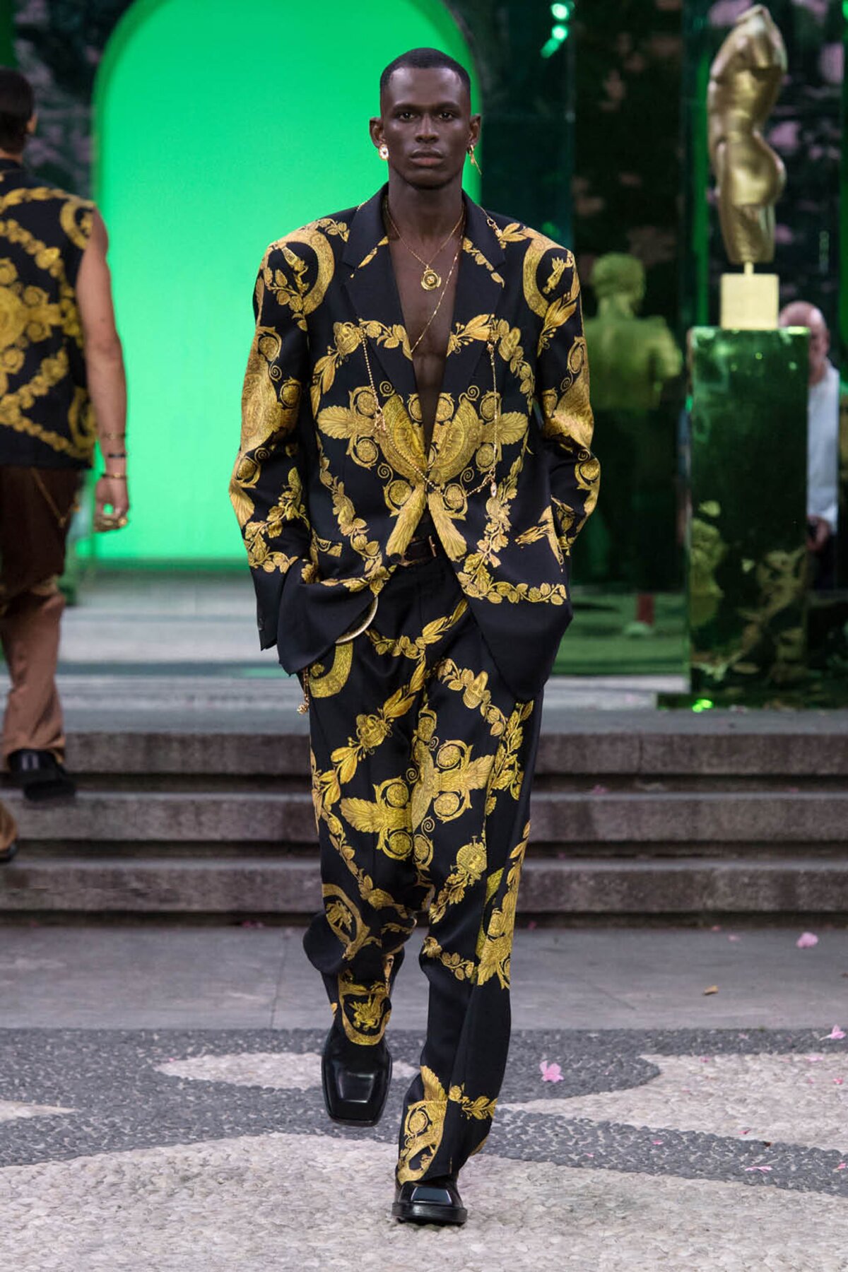 A Versace 2023-as tavaszi férfikollekciójának egy darabja