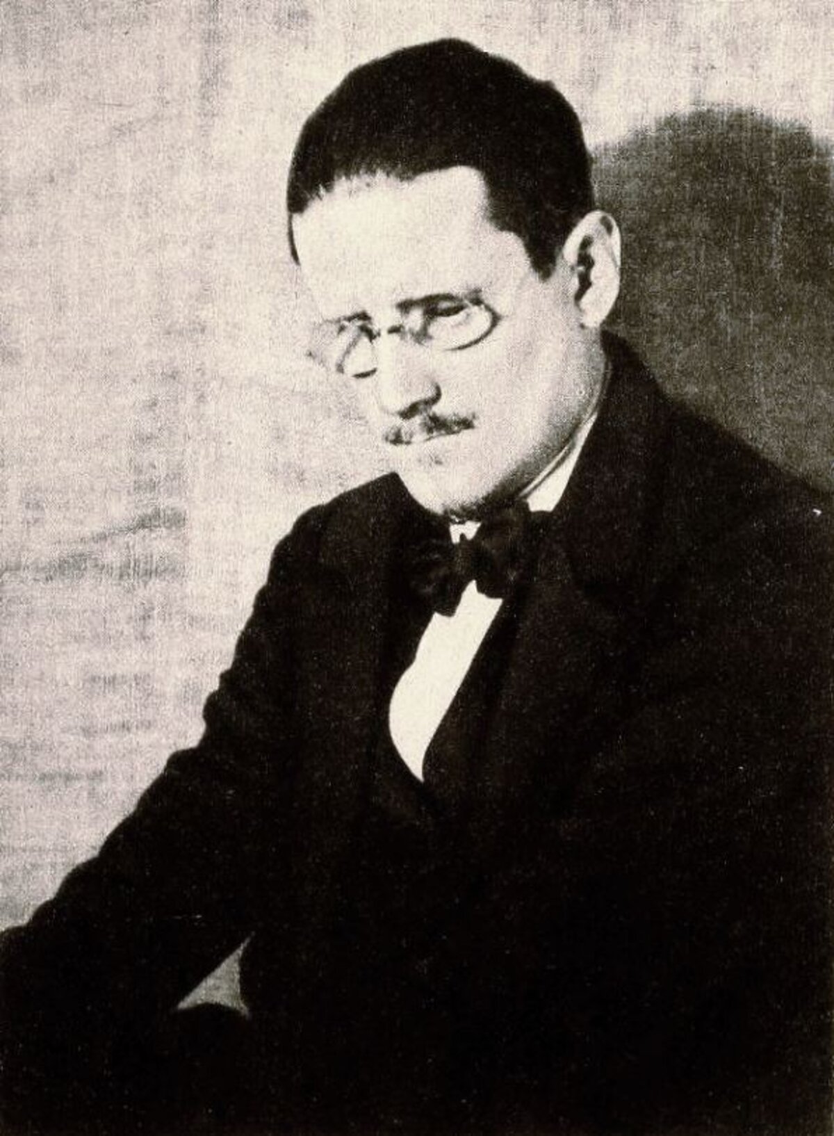 James Joyce a Shadowland 1922. szeptemberi számában. A szerzőt Man Ray fotós fotózta.