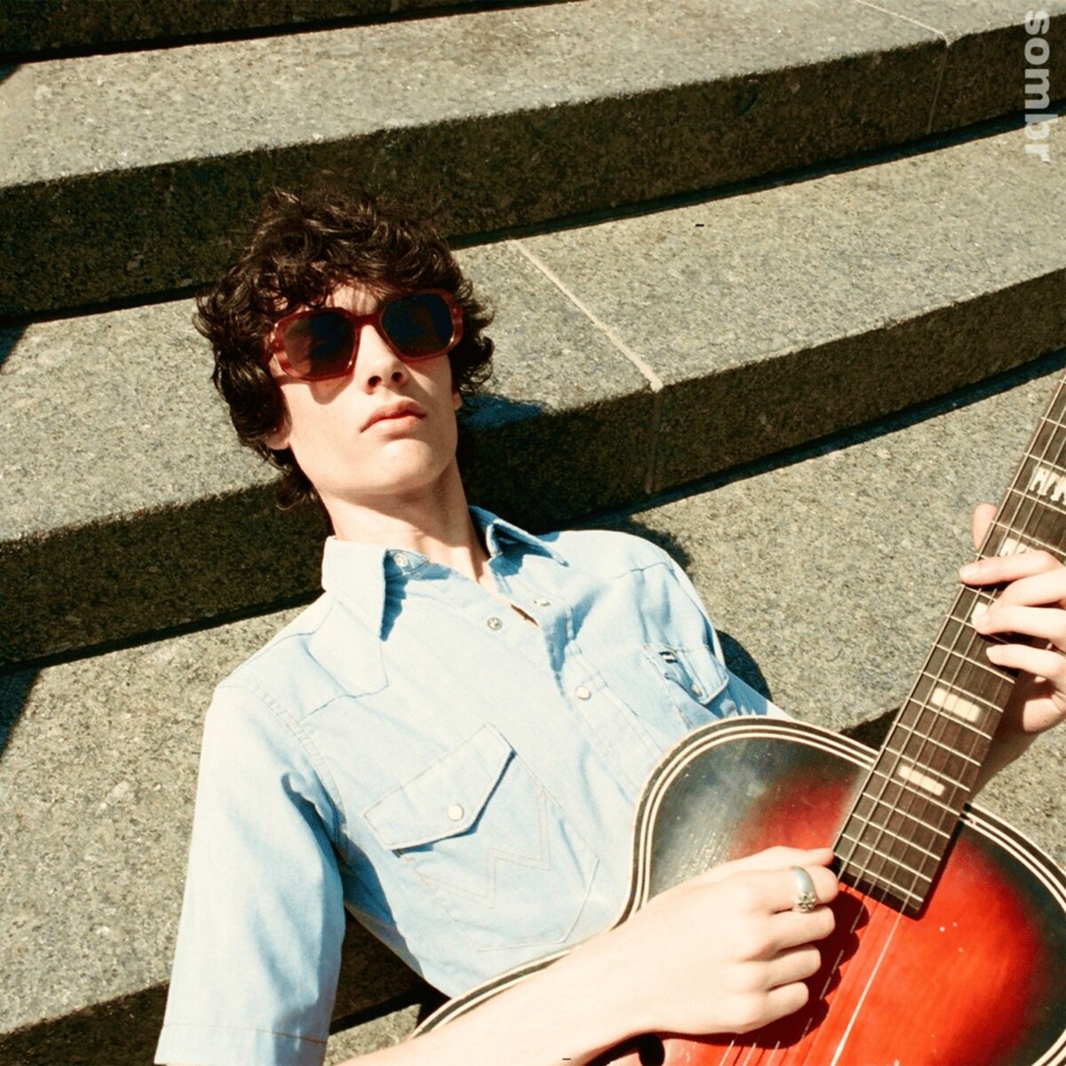 Sombr "Caroline" című kislemezének borítója