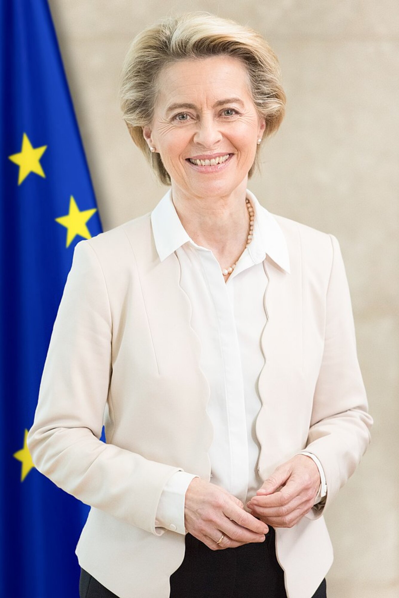 A Forbes 2023-as listáján első helyet szépen berántotta az Európai Bizottság vezetője, Ursula von der Leyen. Így ő lett az év legbefolyásosabb nője. 