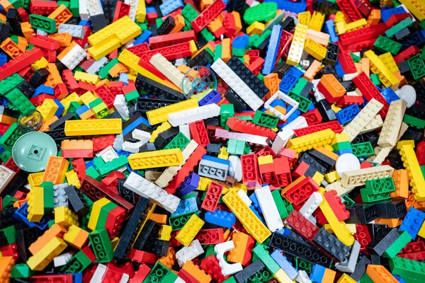 Milyen kifejezésből származik a LEGO szó?
