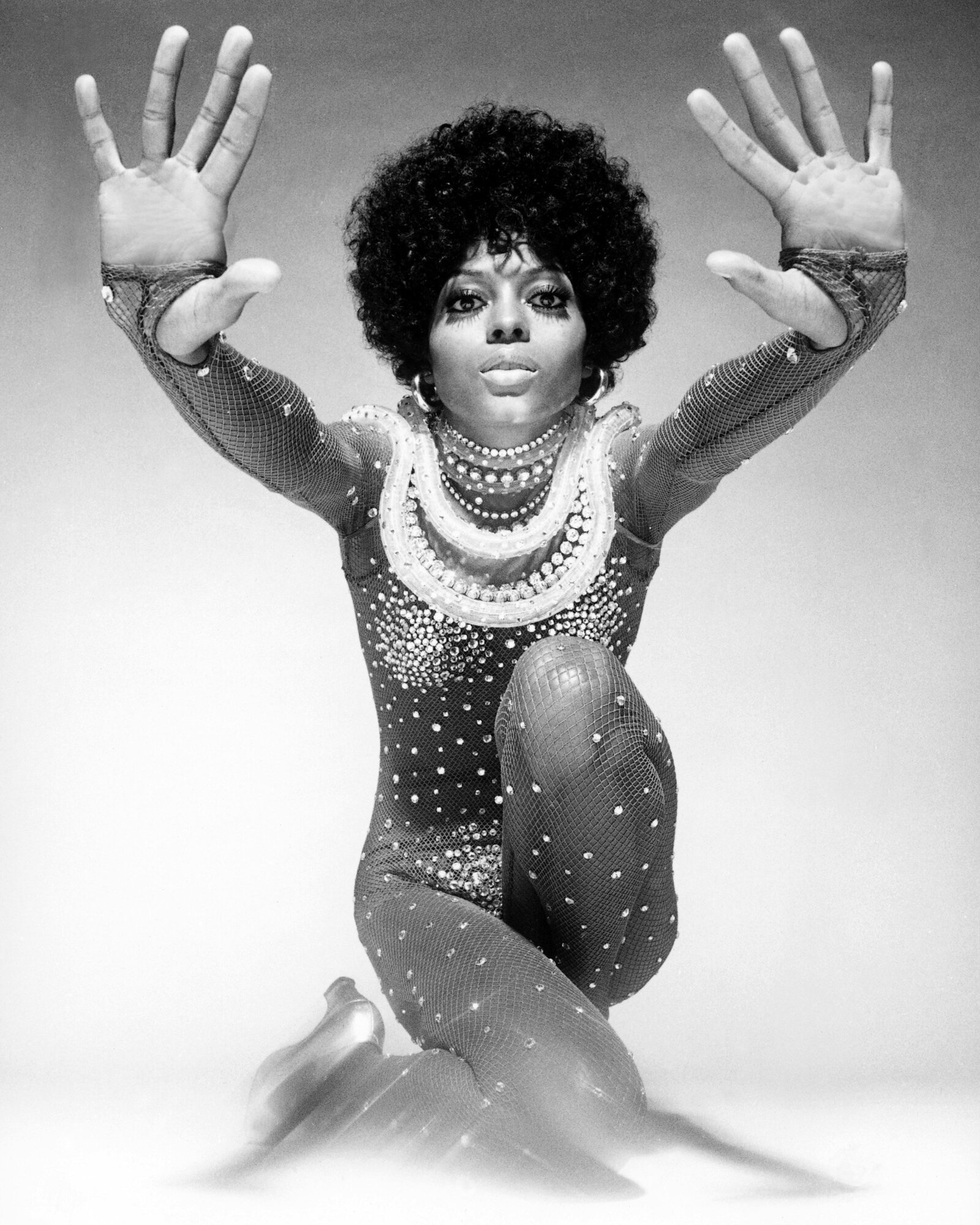 Diana Ernestine Earle Ross (Detroit, Michigan, 1944. március 26. –) Golden Globe- és Tony-díjas amerikai énekesnő, színésznő. Tizenháromszor jelölték Grammy-díjra.
Detroitban született 1944. március 26-án. Szülővárosát a soul, a rhythm and blues bölcsőjének tartották, és itt alakult a fekete előadók legjelentősebb kiadója, a Tamla Motown is, amely Diana első lépéseire is ügyelt.
