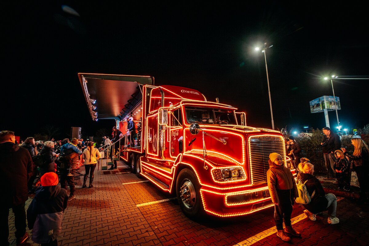A Coca-Cola ikonikus karácsonyi kamionja bejárta Európát