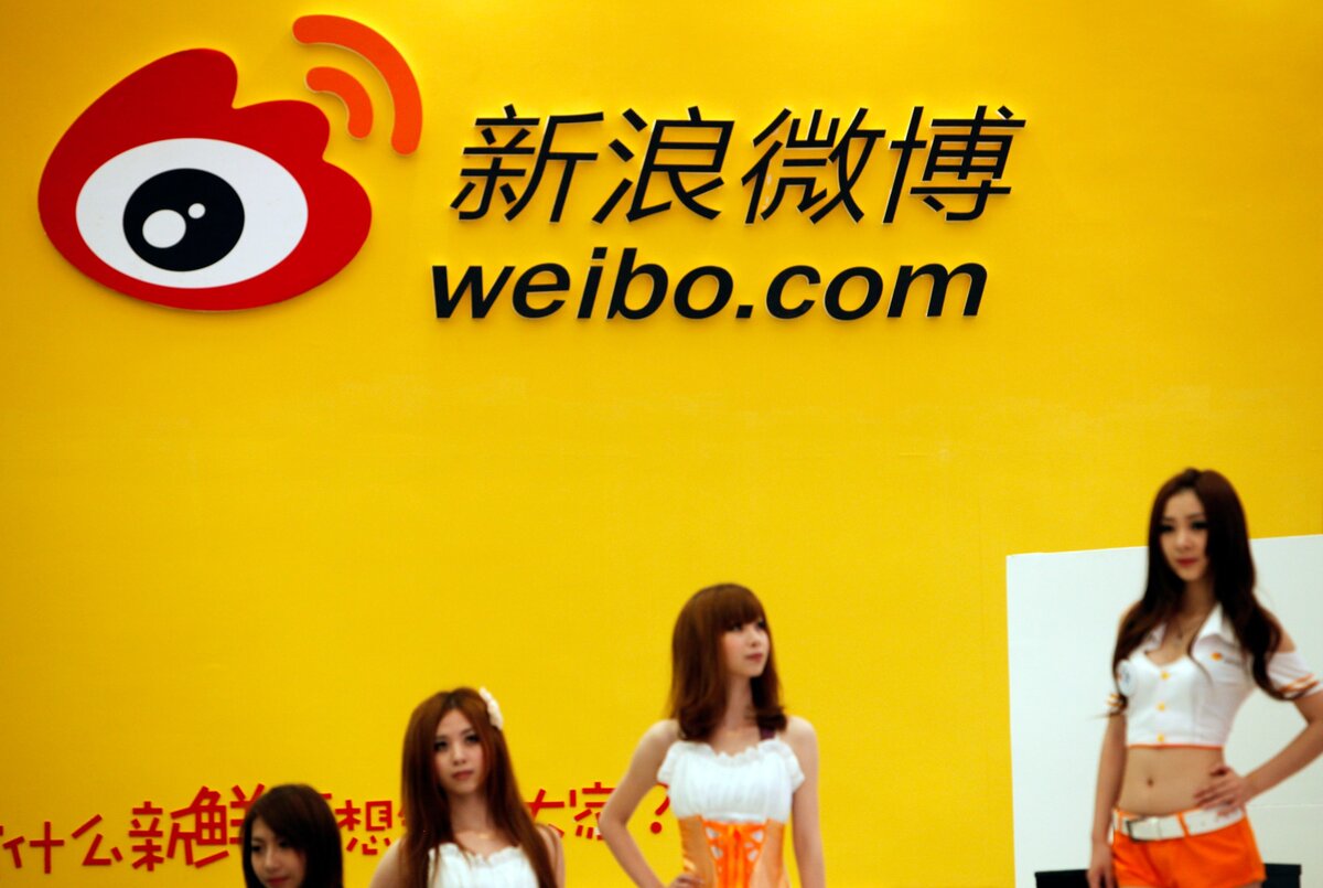 Modellek pózolnak a Sina Weibo standjánál a ChinaJoy Expón, más néven a Kínai Digitális Szórakoztatási Expo és Konferencián, Sanghajban, Kínában 2011. július 29-én. A több mint 100 millió előfizetővel rendelkező Weibo, a Sina.com kínai Twitter-szerű mikroblog-szerű közösségi hálózati szolgáltatása ritka platformmá vált a kínai netezők számára, ahol hangot adhatnak elégedetlenségüknek, és leleplezhetik a korrupciót. Olyannyira, hogy a központi kormányzat nemrégiben a cenzúra fokozásának reményében minden felhasználónak a valódi nevével kellett regisztrálnia. (Fotó: In Pictures Ltd./Corbis via Getty Images)
