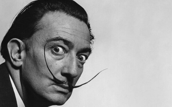 Melyik művészeti stílusban alkotott Salvador Dalí? 