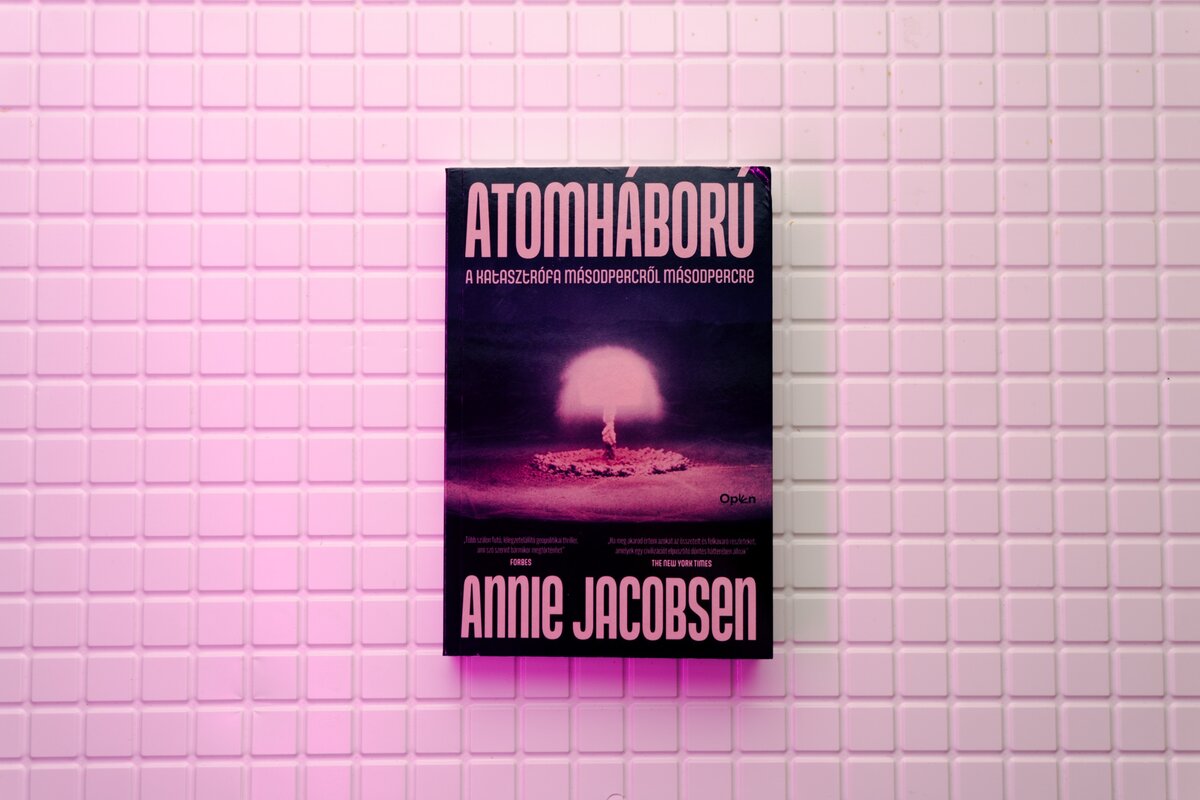 irodalom konyv ajandek karacsony kultura atomhaboru nuklearis fegyver