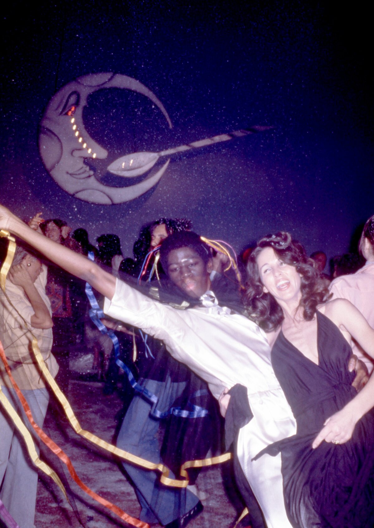 Egy ismeretlen férfi és egy nő táncol a hírhedt "Man In The Moon with a Cocaine Spoon" alatt a New York-i Studio 54 nevű manhattani éjszakai klubban és diszkóban, New Yorkban, 1979 körül. (Fotó: Oscar Abolafia/TPLP/Getty Images)