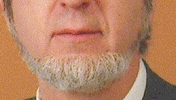 Nem könnyű kérdés, de a képen a kilencvenes évek egyik meghatározó politikusának szakálla látható. Ki lehet ő?