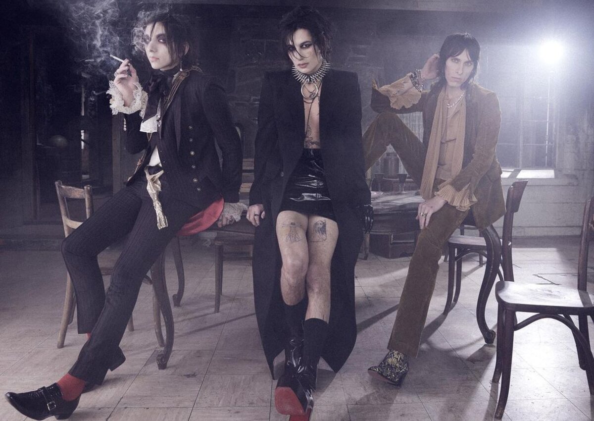 Sebastian Danzig szoknyában a Palaye Royale bandafotóján