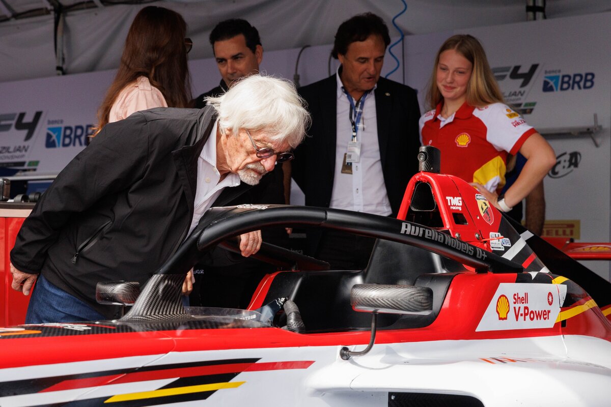Bernie Ecclestone elarverezi versenyauto-gyujtemenyet