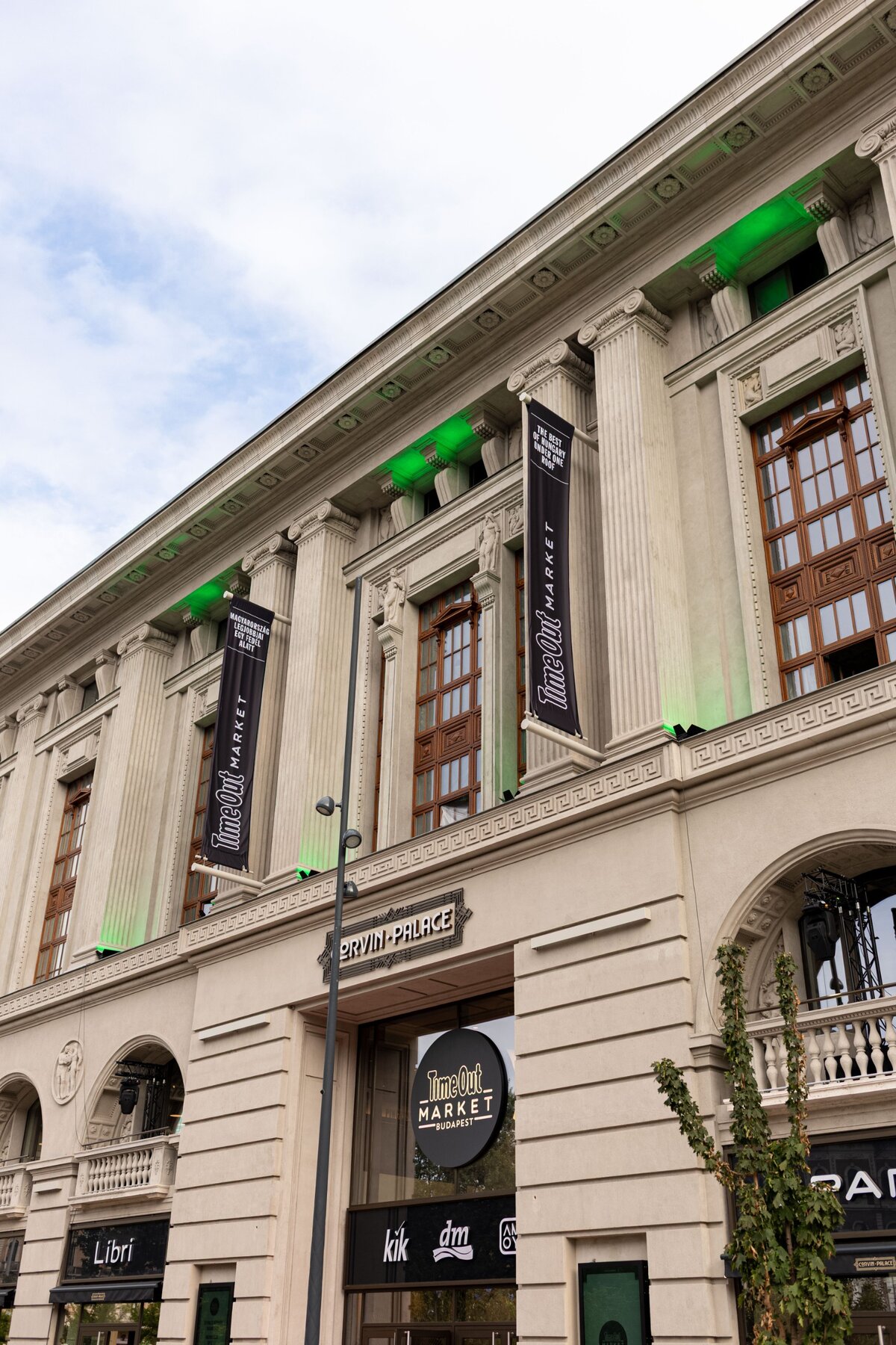 A közép- és kelet-európai régióban elsőként nyíló Market tizenegy kulináris koncepciót, három bárt, öt rendezvényhelyszínt és közel 540 ülőhelyet kínál.