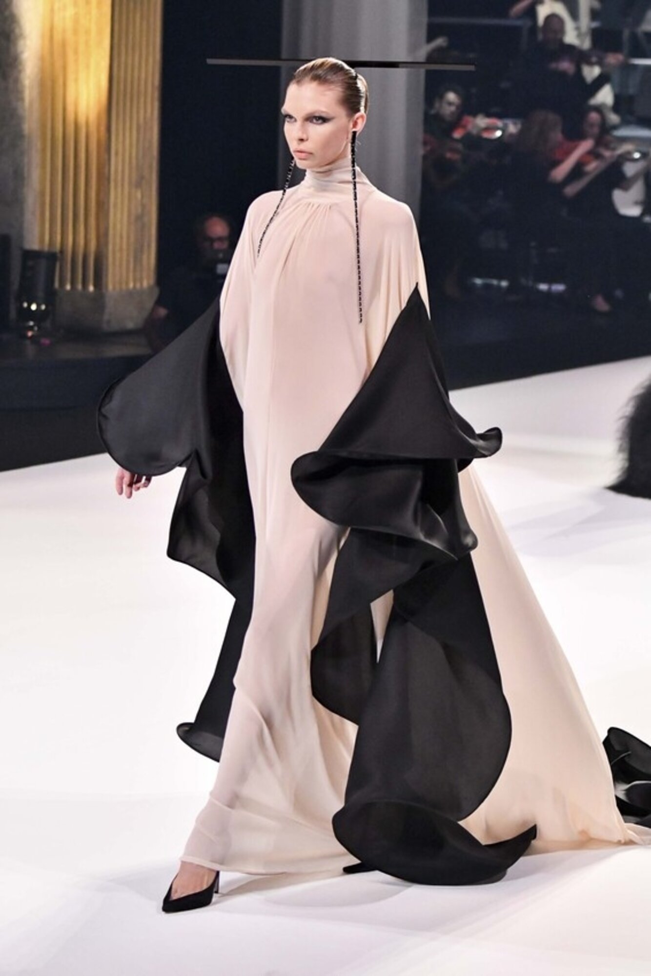 Stephane Rolland új haute couture kollekcióját Ravel egyik leghíresebb zeneműve ihlette.