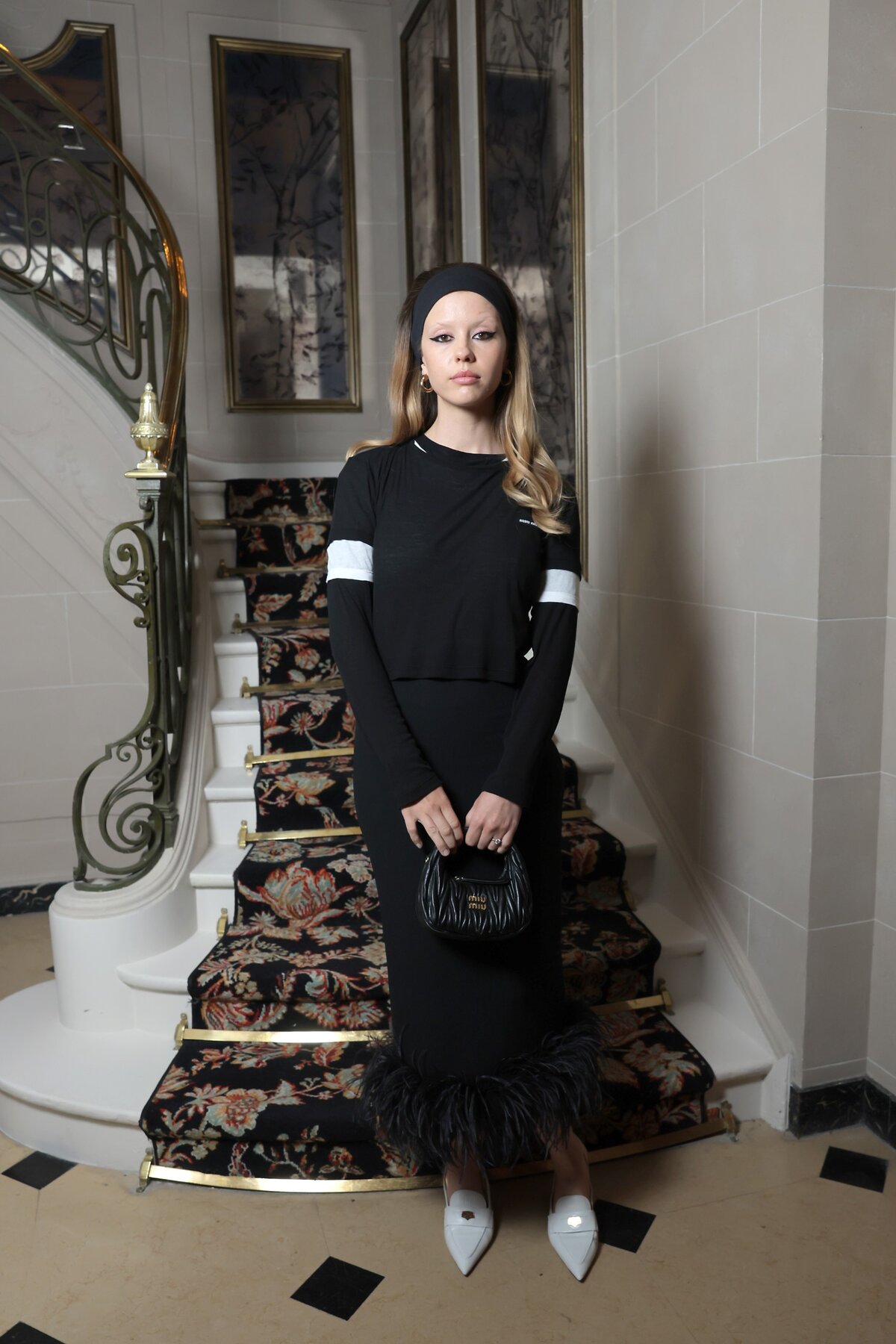 Mia Goth egy vacsorapartin a 2023-as párizsi divathéten