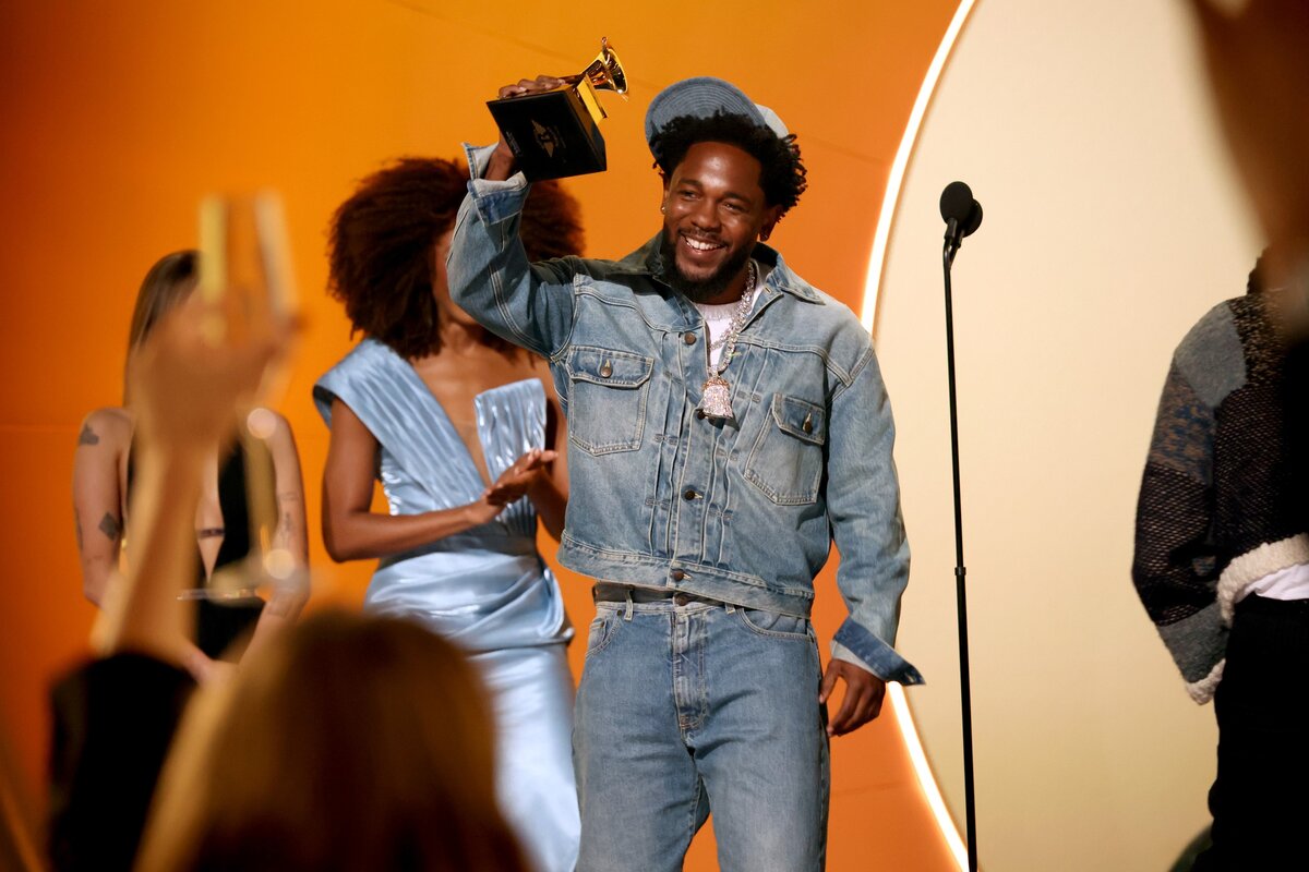 LOS ANGELES, KALIFORNIA - FEBRUÁR 02.: Kendrick Lamar átveszi az év lemeze díjat a „Not Like Us” című daláért a színpadon a 67. GRAMMY-díjátadón a Crypto.com Arénában 2025. február 2-án, Los Angelesben, Kaliforniában. (Fotó: )