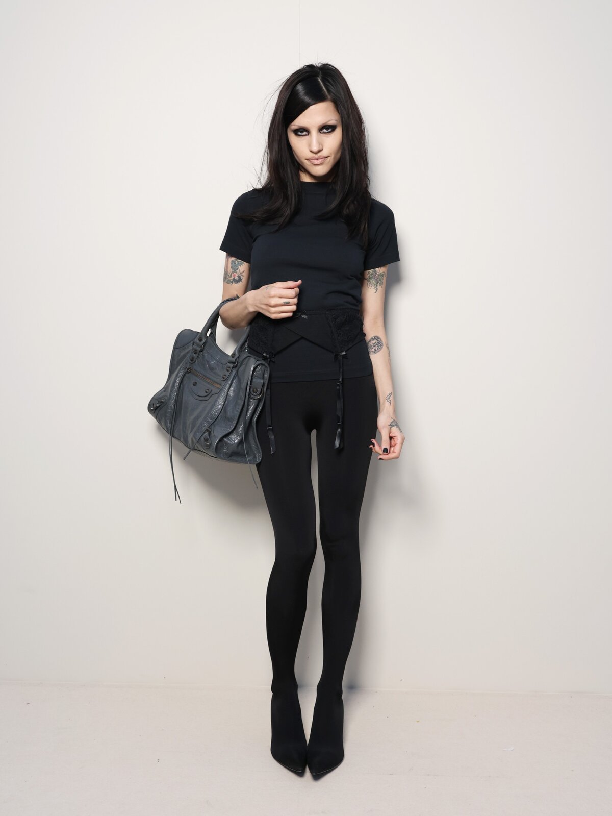 Párizs, Franciaország - március 09.: Gabbriette részt vesz a Balenciaga Womenswear Fall/Winter 2025-2026 bemutatóján a párizsi divathét keretében a Les Invalides-ben, 2025. március 09-én, Párizsban, Franciaországban. (Fotó: )