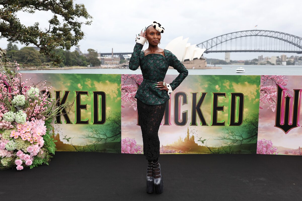  Cynthia Erivo egy fotózáson  a „Wicked” ausztrál premierje alatt 2024. november 05-én Sydneyben, Ausztráliában.