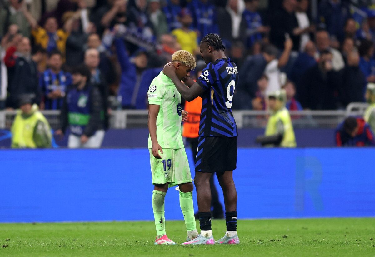 Marcus Thuram vigasztalja Lamine Yamalt az Inter–Barca BL-elődöntő után