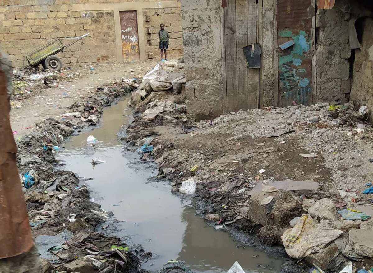 Kenyában két nyomornegyedben kezdi meg a Szívemben született Afrika munkáját.