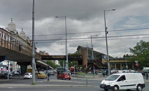 Valahogy ezek az egykoron nagy és ikonikus vasúti csomópontok jutnak az ember eszébe, ha az „ótvarról” és Budapestről van szó. Kvízünk talán legkönnyebb kérdésénél szinte biztos, hogy az is megfordult már, aki az ország legtávolabbi zsákfalujából származik, nem mellesleg pedig átok ül rajta. No nem arról van szó, hogy aki ott belép, összemocskolódik – márpedig átmenni rajta, vagy alatta pontosan ilyen érzés – hanem arról is, hogy folyamatosan tervezik a felújítását, de ebből nagyon úgy tűnik, unokáink sem fognak semmit látni.