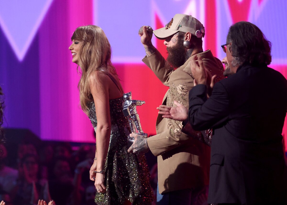 Taylor Swift és Post Malone veszik át a legjobb klipnek járó díjat a 2024-es MTV VMA-gálán