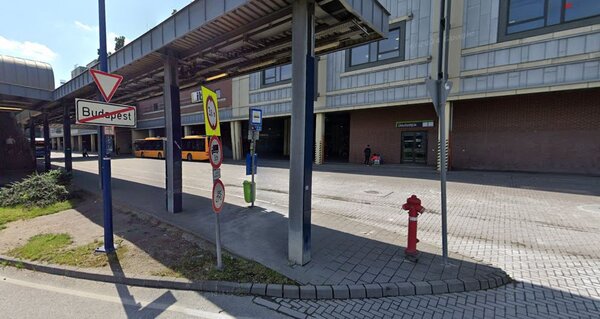 Hatalmas költségvetéssel építettek fel ide egy bevásárlóközpontot és „közlekedési centrumot”, hogy megszüntessék a rossz hírét, éppen csak azt felejtették el, hogy nem a régi bódék miatt volt igazán rossz a híre. Hol vagyunk?