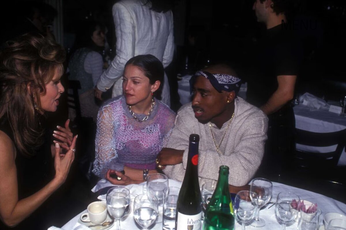 Madonna és 2Pac Ingrid Sischy vacsorapartiján Gianni Versace tiszteletére a Barocco étteremben, New Yorkban, 1994. március 31-én