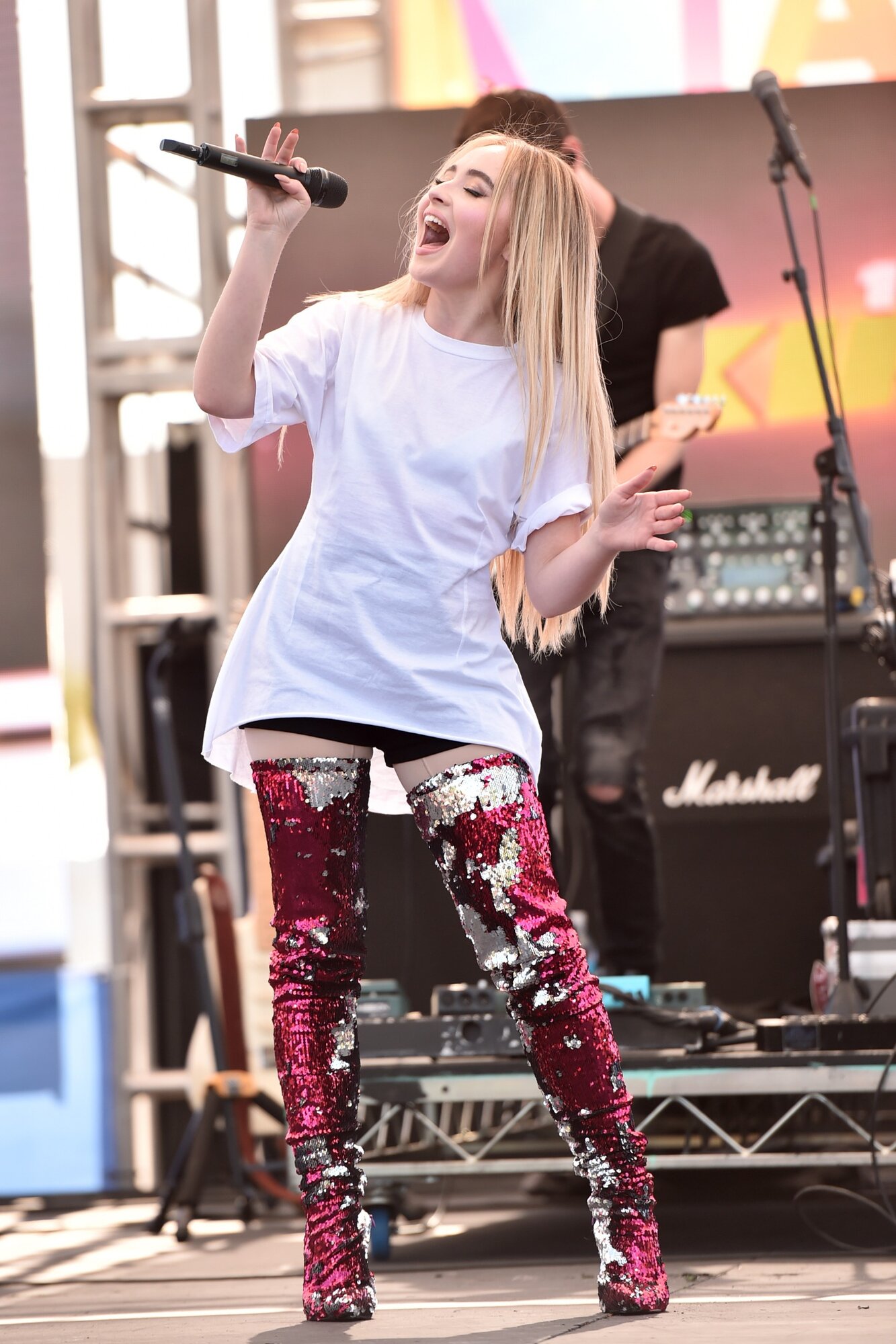 LOS ANGELES, Kalifornia - JÚNIUS 02: Sabrina Carpenter élőben lép fel a KIIS FM Wango Tango Village alatt a 2018-as iHeartRadio Wango Tango by AT&T rendezvényen Los Angelesben, Kaliforniában. (Fotó: Alberto E. Rodriguez/Getty Images for iHeartMedia)