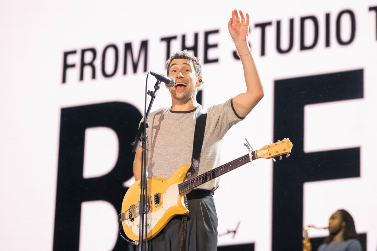 Jack Antonoff a Bleachers szeptemberi koncertjén, Bridgeportban