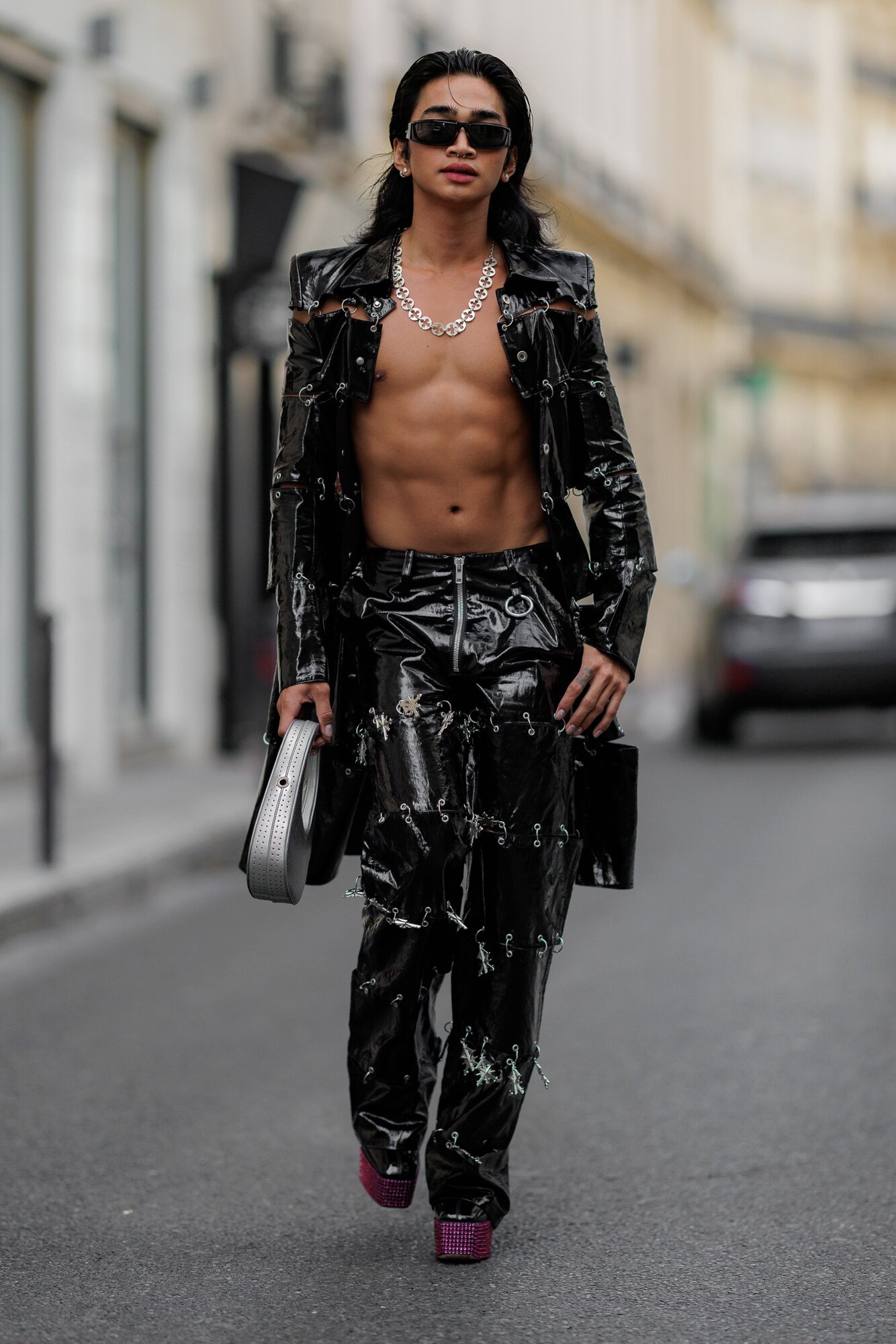 Bretman Rock Sankuanz ruhát, Giuseppe Zanotti csizmát, Prada napszemüveget, Coperni táskát és GmbH ékszereket visel 2022. június 22-én Párizsban, Franciaországban.
